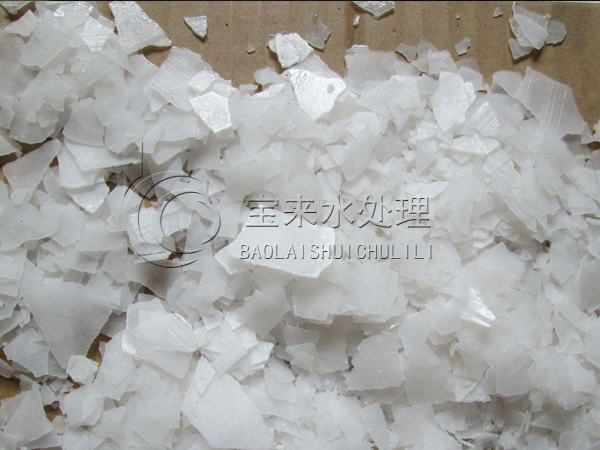 高度片碱具有使乳化废水稳定和破乳的作用